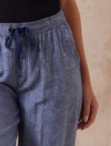 Pantalón de lino estampado marca Dash, con pretina ancha elastizada con lazo de ajuste, bolsillos inclinados delanteros y traseros.