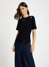 Remera negra de punto con cuello redondo, mangas cortas y aberturas asimétricas en las mangas y el bajo.