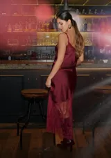 Vestido midi de seda color borgoña con breteles finos y encaje en el escote y el ruedo.