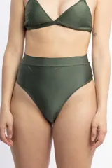 Bombacha de bikini tiro alto color verde militar.