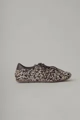 Championes de cuero con estampado animal print en tonos marrones y beige.