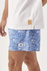 Remera blanca de manga corta y cuello redondo, corte holgado.