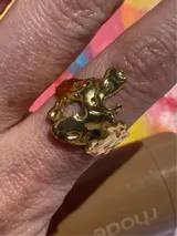 Anillo dorado con forma irregular, regulable. Fabricado en acero inoxidable.