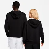 Campera con capucha Nike Sportswear Club Fleece negra con cierre frontal y logo bordado en blanco.