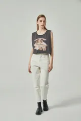 Musculosa gris con estampado de texto y dibujos en tonos marrones y blancos.