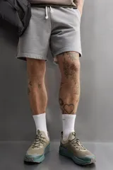 Zapatillas deportivas color beige con suela celeste, para uso diario y carreras ligeras. Parte superior de tejido de punto transpirable, puntera y talón recubiertos de material Shield Protect Max, ajuste con cordones, tirador trasero, plantilla OrthoLite
 y entresuela con tecnología Spume Foam V2.