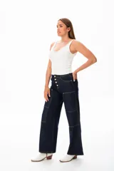 Musculosa blanca de viscosa con escote en V y detalle de strass en el contorno.