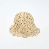 Gorro tipo bucket color beige, tejido a crochet con diseño calado.