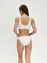 Vedetina blanca de corte clásico y cobertura total, confeccionada en tejido seamless.