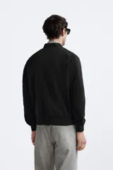 Cazadora bomber ligera gris confeccionada en tejido técnico. Cuello y puños en rib elástico, manga larga, bolsillos de vivo en cadera y bolsillo interior. Cierre frontal con cremallera.