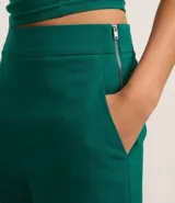 Short color beige de tela bengaline con bolsillos delanteros y cremallera lateral.