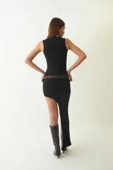 Vestido negro musculosa asimétrico con cuello a la base y de fit justo al cuerpo.