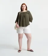 Blusa verde militar de viscosa con escote cuadrado y mangas 3/4 abullonadas con elástico en los puños. Presenta inserciones en el escote y en las mangas.