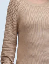 Buzo de tejido combinado marca Zac & Rachel en color blanco, con cuello redondo y mangas largas con diseño calado. Presenta un cuerpo con textura de punto acanalado.