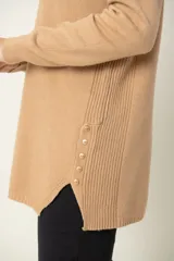 Buzo de viscosa color camel con cuello redondo, detalles acanalados en los costados y botones de adorno.