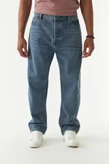 Pantalón jean negro de corte amplio y tiro medio.