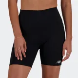 Shorts deportivos New Balance de tiro alto, color negro, corte ajustado y confeccionados con tejido NB DRY que absorbe la humedad. Presentan cintura plegable y logo Flying NB plateado en la pierna izquierda.