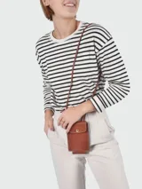 Funda para teléfono Longchamp modelo Le Pliage Original, color marrón con correa fina al tono para colgar al cuello o al hombro.