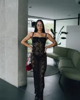 Vestido largo de encaje negro con breteles finos y forro interno tipo body.