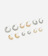Set de seis pares de aros de metal con diferentes diseños: aros tipo argolla gruesa plateada, aros tipo argolla gruesa dorada, aros tipo argolla fina plateada, aros tipo argolla fina dorada, aros tipo botón plateados y aros tipo botón dorados.