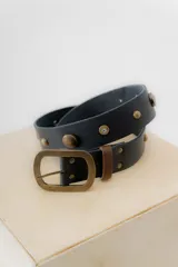 Cinturón de cuero negro con detalles de remaches en dorado y hebilla metálica.