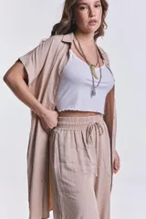 Camisola beige de mangas cortas y corte holgado.