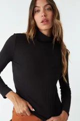 Remera manga larga color rosado con cuello alto y tejido acanalado.