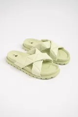 Sandalias tipo slipper color verde pistacho con plataforma y tiras acolchadas cruzadas.
