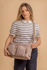 Bandolera de tafeta impermeable, liviana, con dos compartimientos principales, dos bolsillos con cierre y correa regulable con hebilla.