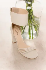 Sandalias de cuero negro con tiras finas en la parte delantera y pulsera ancha en el tobillo con cierre trasero. Taco ancho de 9 cm.