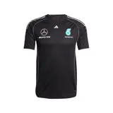 Remera deportiva de manga corta color negro, diseñada para el equipo Mercedes-AMG PETRONAS F1 Team. Confeccionada con tecnología AEROREADY para la gestión de la humedad, incluye logotipos de patrocinadores en el pecho y las clásicas tres tiras de Adidas en los hombros.