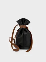 Bolso pequeño negro con un compartimento, cierre de cremallera lateral y bolsillo interior con cierre.