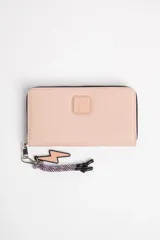 Billetera rosa con cierre de cremallera y detalle de rayo en relieve. Incluye llavero con dije de rayo y cinta estampada.