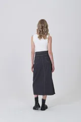 Falda larga de jean color gris oscuro, corte recto, con costuras contrastantes en blanco y detalle de trenzado en el centro frontal.