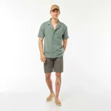 Bermudas de sarga color caqui.