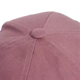 Gorra de béisbol Adidas color rosa con logo bordado en blanco en el frente y tres franjas blancas en la visera.