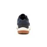 Zapatillas urbanas CAT modelo Apa Cush, color azul marino con detalles en naranja y suela de goma color caramelo. Capellada de cuero recubierta con PU, forro de malla interior hecho con residuos industriales 100% reciclados, plantilla acolchada de espuma, entresuela de EVA duradera y liviana y construcción Strobel.