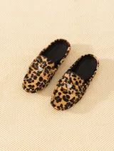 Mocasín de cuero vacuno con estampado animal print, detalle metálico en forma de corazón y suela de goma.