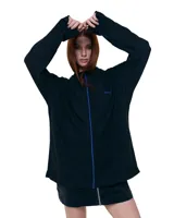 Buzo negro de manga larga con tejido liviano, cuello redondo y vivo azul que recorre el frente. Logo Temblad estampado en el pecho.