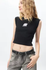 Top blanco de algodón sin mangas, corte cropped y estampado de frutilla con la inscripción "Berry cute".