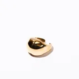 Anillo dorado con forma irregular y superficie brillante.