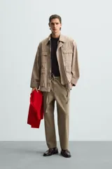 Pantalón verde militar de corte carrot fit, confeccionado en tejido de algodón. Cuenta con cintura elástica ajustable con cordón, bolsillos frontales y un bolsillo trasero de plastrón.