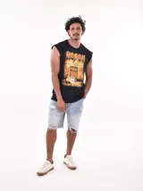 Musculosa gris con estampado de auto clásico y texto en negro.
