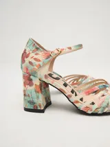 Sandalias de charol con estampado floral, taco cuadrado y correa fina en el tobillo.