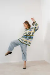 Buzo tejido jacquard con diseño de langostas, corte oversized y tajos laterales.