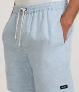 Bermuda masculina de sarga, color verde claro con estampado de rayas finas. Posee cintura elástica con cordón para ajuste y bolsillos.