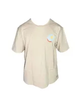 Remera color beige de manga corta con estampado de una margarita en el pecho.