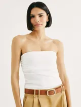 Top sin tirantes blanco, ajustado al cuerpo.