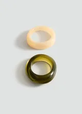 Pack de dos anillos gruesos de resina. Uno color crema y otro color verde oliva.