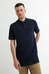 Chomba de piqué azul marino de manga corta con cuello clásico y tapeta de dos botones.